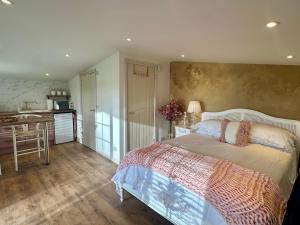Ένα ή περισσότερα κρεβάτια σε δωμάτιο στο Wild Meadow Cottage - Countryside Views and King Bed