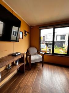 Μια τηλεόραση ή/και κέντρο ψυχαγωγίας στο Apartamentos Natales May 21