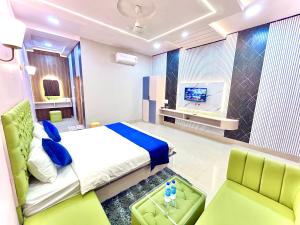 Tiger Heaven Resort في Tāla: غرفة فندق مع سرير وتلفزيون