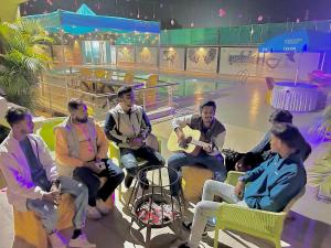 Tiger Heaven Resort في Tāla: مجموعة من الناس جالسين على المسرح