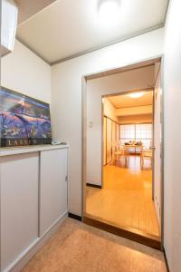 TV a/nebo společenská místnost v ubytování A sightseeing spot 2 minutes on foot to the nearest station, 12 minutes by train to Nagoya Port Aquarium, and 25 minutes by train to Nagoya Station