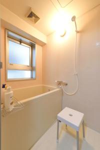 Koupelna v ubytování A sightseeing spot 2 minutes on foot to the nearest station, 12 minutes by train to Nagoya Port Aquarium, and 25 minutes by train to Nagoya Station + 10 fotografií