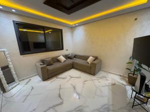 un soggiorno con divano e TV a schermo piatto di Choix a Kenitra