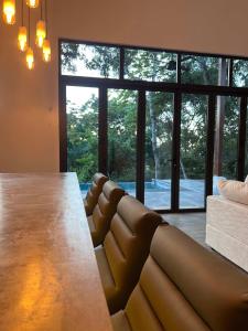 Villa 10 at Chial Reserve Exclusive Jungle Retreat في Big Eddy: غرفة معيشة مع أريكة ونافذة كبيرة