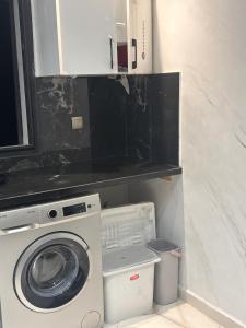 una lavatrice e un'asciugatrice in una piccola stanza di Choix a Kenitra