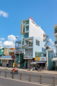 a building on the side of a street at Như Quỳnh Hotel HCM in Ho Chi Minh City