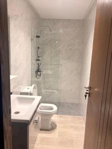 un bagno con doccia, WC e lavandino di Choix a Kenitra