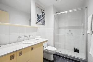 Et badeværelse på Waterfront Executive Apartment in central Geelong
