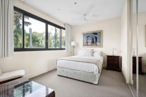 En eller flere senge i et værelse på Waterfront Executive Apartment in central Geelong