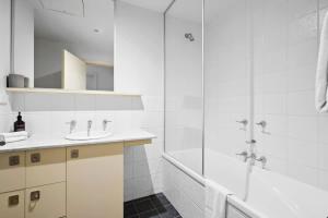 Et badeværelse på Waterfront Executive Apartment in central Geelong