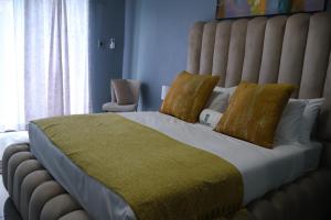 De Rams boutique guest house : غرفة نوم بسرير كبير مع مخدات صفراء +4 صور