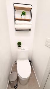 Hermoso apartaestudio en Orlando في أورلاندو: حمام مع مرحاض ومناشف على رف