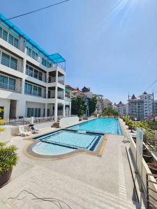 Swimmingpoolen hos eller tæt på M&M Rooftop Pattaya