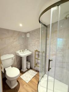 Ένα μπάνιο στο Wild Meadow Cottage - Countryside Views and King Bed