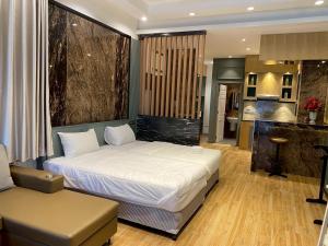 En eller flere senge i et værelse på M&M Rooftop Pattaya + 117 billeder