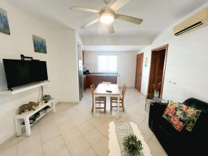 Телевизор и/или развлекательный центр в Punta Cana Beach - ONE BEDROOM RENTALS 1