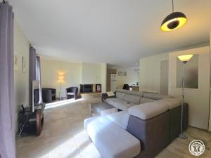 sala de estar con sofá grande y sala de estar con en Gîte rural à Saint-Cybranet avec piscine privée, animaux admis - FR-1-616-502, en Saint-Cybranet 11 fotos más