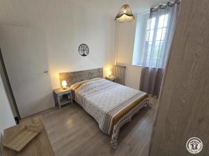 Ένα ή περισσότερα κρεβάτια σε δωμάτιο στο Grande maison avec piscine privée, parking et animaux acceptés - FR-1-616-505 +16 φωτογραφίες