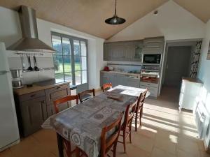 Kuchyň nebo kuchyňský kout v ubytování Fermette 3 étoiles, proche du Mans, jusqu'à 14 personnes - FR-1-410-488