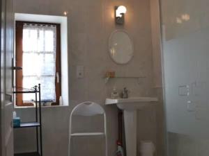 Koupelna v ubytování Fermette 3 étoiles, proche du Mans, jusqu'à 14 personnes - FR-1-410-488 + 28 fotografií