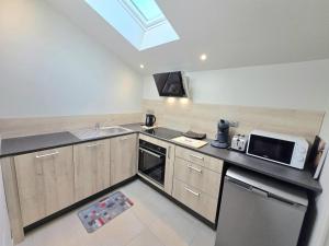 Η κουζίνα ή μικρή κουζίνα στο Maison cosy pour couple avec spa privé en Périgord - FR-1-616-507 +3 φωτογραφίες