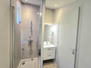Ένα μπάνιο στο Maison cosy pour couple avec spa privé en Périgord - FR-1-616-507
