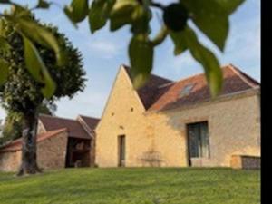 a building with a tree in front of it at Maison en pierres au cœur du Périgord, 10 personnes, charme authentique - FR-1-616-508 in LʼAir