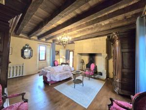 Un dormitorio con una cama y una mesa y sillas. en Charmante maison Périgord avec piscine privée et WIFI - FR-1-616-511, en Fonvielle