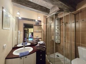 Un baño con dos lavabos y una ducha. en Charmante maison Périgord avec piscine privée et WIFI - FR-1-616-511, en Fonvielle 28 fotos más