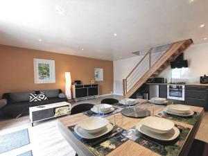 Χώρος καθιστικού στο Gîte des Remparts près de Clermont, confort et charme - FR-1-582-541