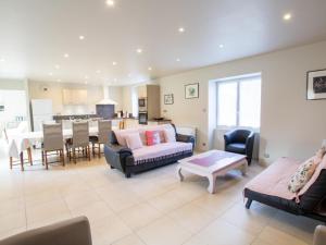 Χώρος καθιστικού στο Maison périgourdine avec piscine chauffée et WiFi - FR-1-616-518