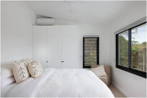 En eller flere senge i et værelse på Walu House + 31 billeder