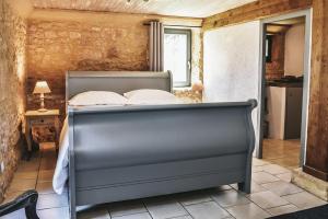 ein Schlafzimmer mit einem Bett in einem Zimmer in der Unterkunft Charming Mas With Medieval Church Views in Sainte-Croix-de-Beaumont + 11 Fotos