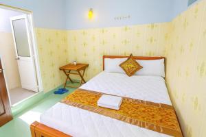 a small bedroom with a bed and a window at Như Quỳnh Hotel HCM in Ho Chi Minh City +30 photos
