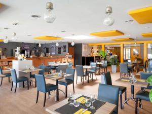 Un restaurante u otro lugar para comer en ibis Montélimar Nord