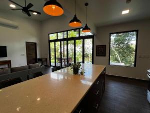 Φωτογραφία από το άλμπουμ του Chial Villa 16 Overlooking San Ignacio Mountains σε Big Eddy