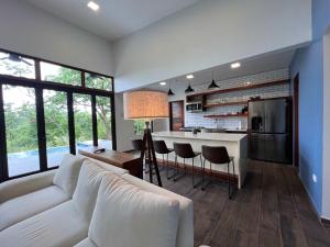 Χώρος καθιστικού στο Chial Villa 16 Overlooking San Ignacio Mountains