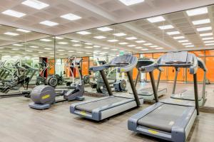 Fitness centrum a/nebo fitness zařízení v ubytování Sunset Town Apartments Free Gym & Pool