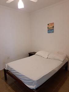 En eller flere senge i et værelse på Hostel da Passarela