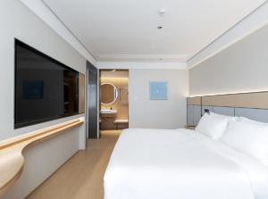 Ένα ή περισσότερα κρεβάτια σε δωμάτιο στο 全季杭州临安人民广场酒店 +16 φωτογραφίες