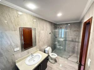 Et badeværelse på Hospedaje cerca del aeropuerto