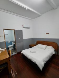 Una cama o camas en una habitación de Heeren Street Boutique Hotel at Jonker Walk