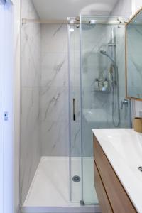 Un baño con ducha con puerta de cristal. en Manchester Square Urban Stay - Easy To Everything, en Christchurch 16 fotos más