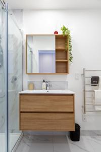 un baño con lavabo y espejo en Manchester Square Urban Stay - Easy To Everything, en Christchurch