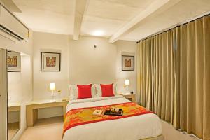 Giường trong phòng chung tại The Blue Root Villa