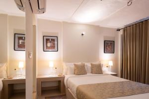 Giường trong phòng chung tại The Blue Root Villa +3 ảnh