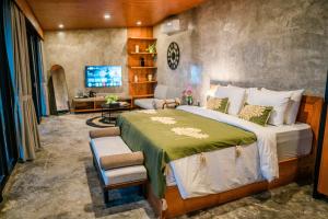 Giường trong phòng chung tại Maisaba Kintamani Luxury Cabin and Bistro +132 ảnh