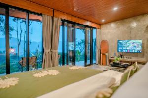 TV/trung tâm giải trí tại Maisaba Kintamani Luxury Cabin and Bistro