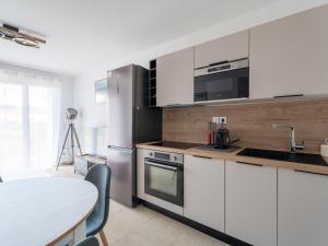 Η κουζίνα ή μικρή κουζίνα στο Beau T2 Neuf avec Jardinet, Parking et WIFI à Mimizan - FR-1-50-153