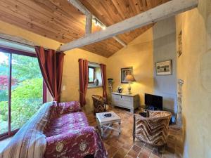 Un dormitorio con una cama, un escritorio y un televisor. en Gîte Confortable à Saint-Sulpice-d'Excideuil avec Internet - FR-1-616-533, en Fonvielle